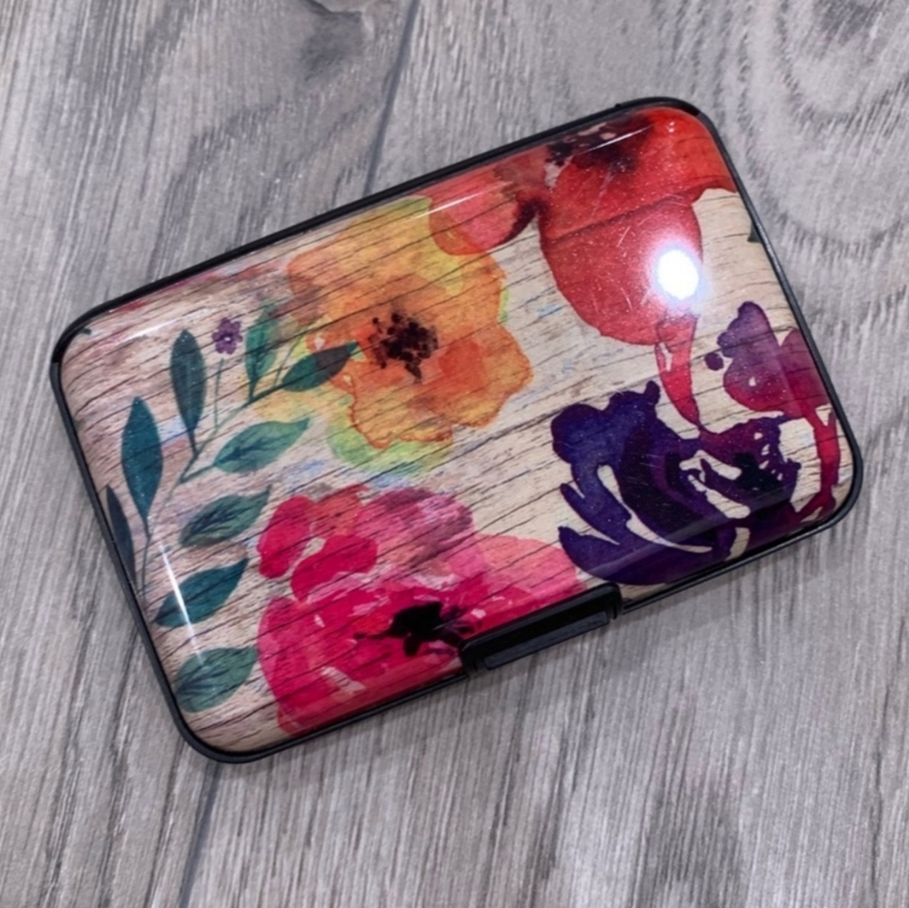 NWT Bentley Floral Hard Case Card Holder